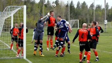 Gunnebos Victor Heiskanen i nickduell med de orangeklädda motståndarna från Fågelfors. FOTO: ANDERS STEINER