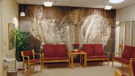 Intresserad av konst? Olof Nimhed på Västerviks Museum hoppas på att någon vill köpa ett av Sture Wikströms konstverk, som kostar mycket pengar att montera ner. Notera att konstverket på bilden kan vara det som har rivits.Arkivfoto: Anders Steiner