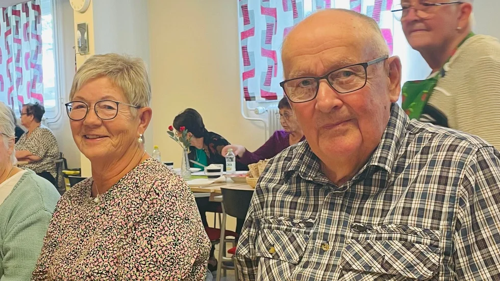Sylvia och Assar Lundberg nya medlemmar lät sig väl smaka av den sura delikatessen.