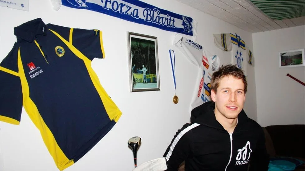Eric Ågren har ett eget lekrum i källaren med diverse sportdekaler på väggarna, bland annat från den egna bandykarriären.