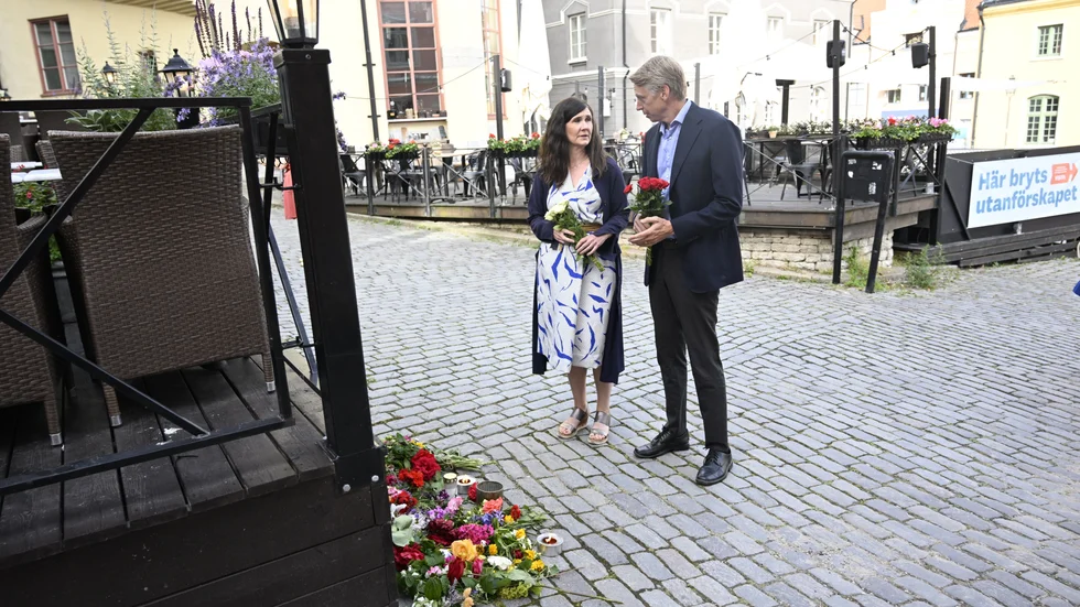 Här ses Miljöpartiets språkrör Märta Stenevi och Per Bolund vid platsen där Ing-Marie Wieselgren mördades under Almedalenveckan. 