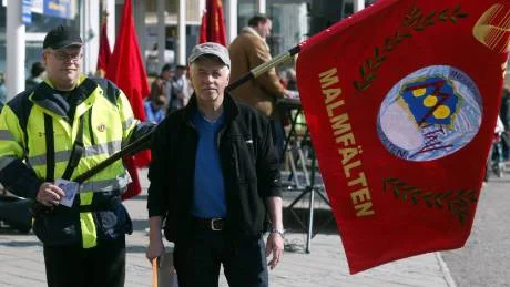 Ombudsmannen Daniel Eneslätt och skaparen Alf Åmalm visar IF Metall Malmfältens nya fana.                                                                                                                                                                                                                                FOTO: HANS STERNLUND