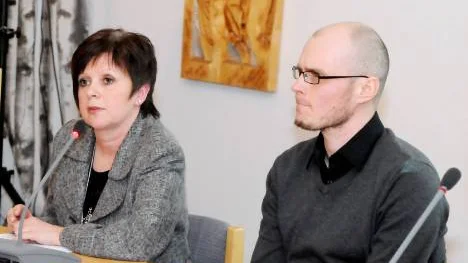 I år har vi ett gemensamt avtal om flyktingmottagning med Överkalix, Haparanda och Kalix", säger Carina Ylipuranen, enhetschef. Flyktingsamordnare Tomas Norberg, berättade under gårdagen om svåra umbäranden för de ensamkommande flyktingbarnen. FOTO: Linda Danhall