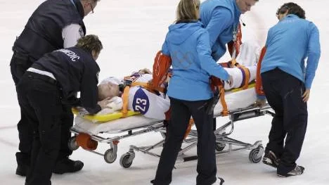 Den förre Luleåspelaren Lubos Bartecko åkte på en riktigt otäck smäll i åttondelsfinalen mot Norge. Bartecko blev tacklad mot huvuduet och fördes av isen med hjälp av er bår.