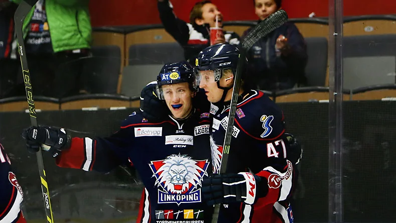 Framspelaren Mathias Karlsson (till vänster) klappas om av målskytten Oscar Sundh efter 5-0-målet mot Brynäs i höstas.