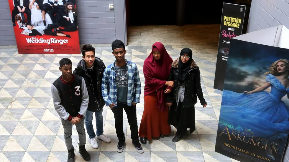 Skäggetorpselever såg filmen "Filip & Fredrik presenterar Trevligt folk" på Filmstaden i Linköping .Fr v Mohamed Sharif, Hung Vu Tien, Mohamud Adam, Nasri Adbi och Nimco Jamal.