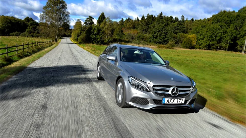 Urstark bilmarknad. Mercedes-Benz  tillhör vinnarna i Sverige och har ett rekordår med 25 procents ökad försäljning bakom sig. Men för Saab är läget nattsvart.
