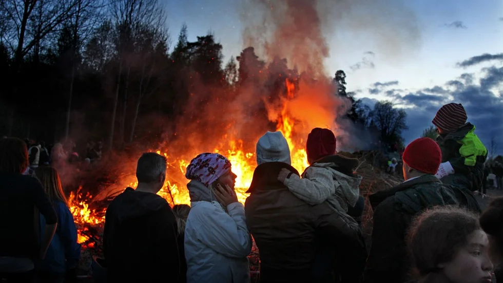 Majbrasa i Hjulsbro på Valborgsmässoafton.