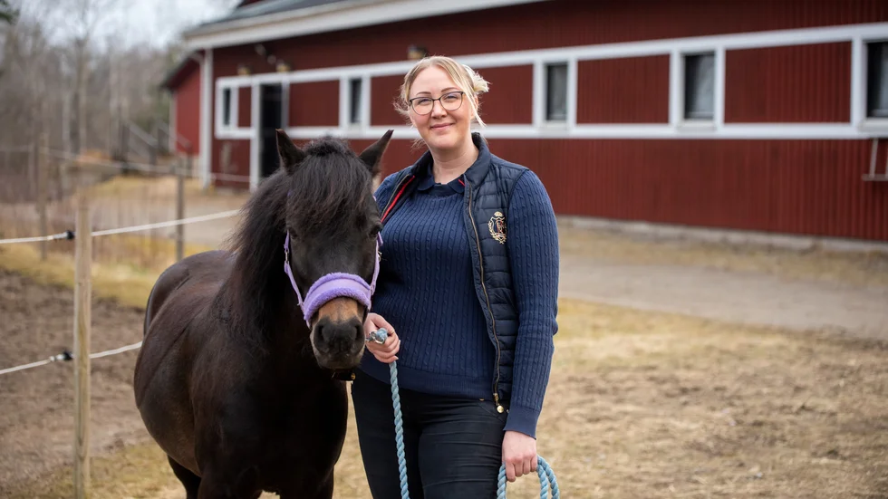 Bodil Lindkvist är ny ordförande i Ryttarkamraterna Finspång. På bilden syns även hästen Råå. 