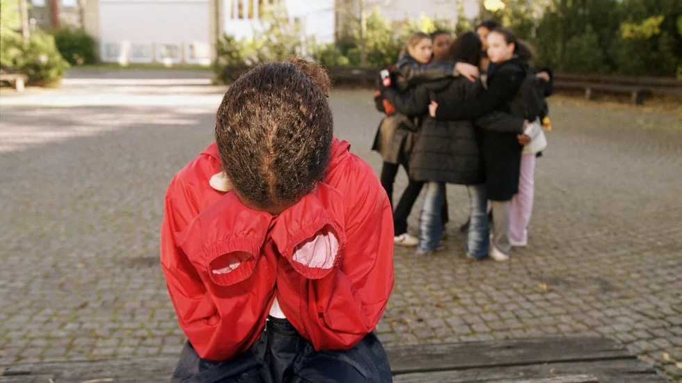Medan lärarna skriver likabehandlingsplaner kan mobbningen på skolgården pågå ostört. Bilden är arrangerad.