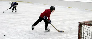 Full fart på hockeyrinken