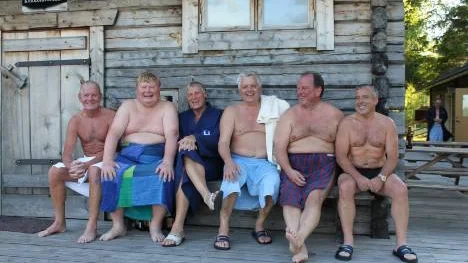 Även entusiastiska bastubadare tar en paus från värmen emellanåt.  Från vänster Algot Strömberg, Björn Wessholm, Leif Hansson, Kjell Mellberg, Harry Hartikainen och Homorino Pérez. FOTO: Svante Spolander