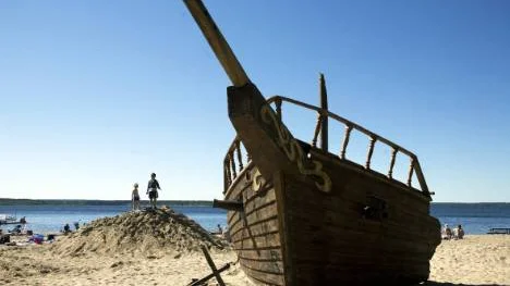 Vasco da Gamas gamla skepp dök upp som vrak på Gültzauuddens sandstrand under gårdagen. En ny lekattraktion för pirater i olika åldrar. FOTO: Pär Bäckström FOTO: Pär Bäckström