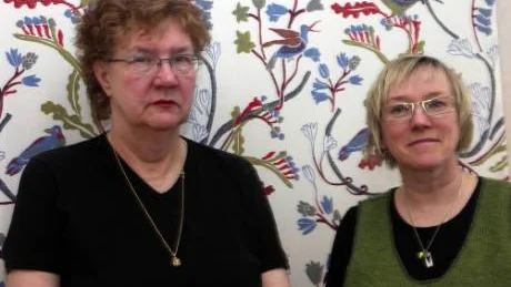 Top bostäders vd Märit Palo och administrativa chefen Carina Engman ser både för- och nackdelar i det hårda trycket på bostäder. För bostadsbolagets ekonomi är det bra att alla lägenheter är uthyrda, medan det vore samhälleligt bättre om det fanns en viss vakans menar de. FOTO: Maria Ödalen