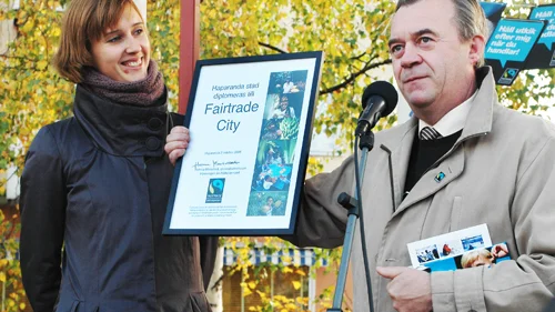 Helena Markstedt lämnade över diplomet och beviset på att Haparanda nu blir en Fair trade city till ett stolt kommunalråd Sven-Erik Bucht.