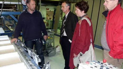Tommy Morin visar det som ska bli en vägg för Lennart Pettersson, Camilla Hansen och Valter Lindh. foto: lotta nilsson