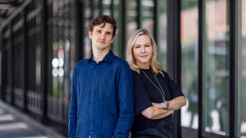 Carl-David Pärson och mamma Camilla Grebe ger ut kommande thrillern "Lånaren". Det är Carl-Davids första bok. Pressbild.