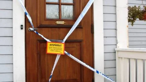 Polisen håller lägenheten där en 19-årig kvinna dödades natten till söndagen avspärrad för fortsatt utredning. Hennes pojkvän sitter anhållen för dråp. FOTO: John Filipsson