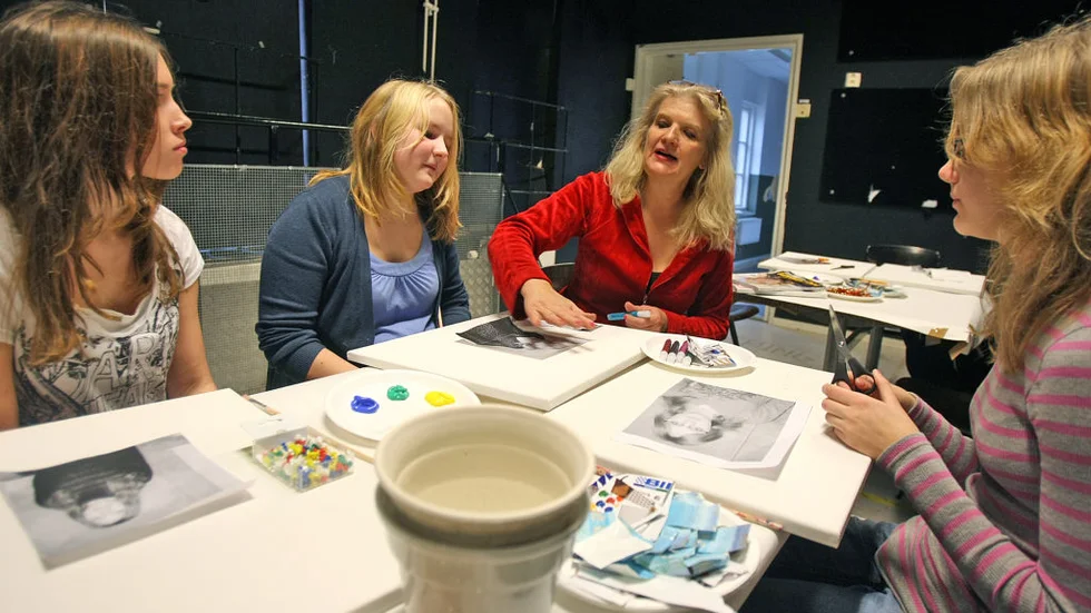 Heldag med kultur. Konstnären Joanne Posluzny Hoffsten ger tips till Lovisa Hellström, Mette Wiman och Isabelle Hansson,  niondeklassare på Tokarpsskolan.BILD: Jan Christer Persson