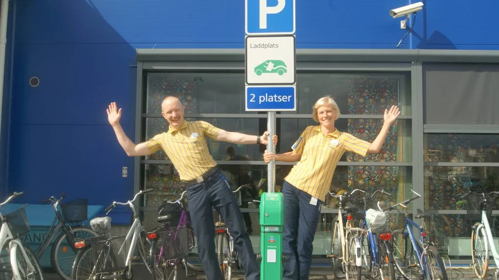 LADDADE. Helge Nilsson, varuhuschef och Helena Spets, hållbarhetsansvarig på Ikea HaparandaTornio