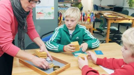 Max Rönkkö och Matias Kvist leker fram matematiken tillsammans med läraren Maria Vikajärvi. "Matte är superskoj", säger Matias Kvist.