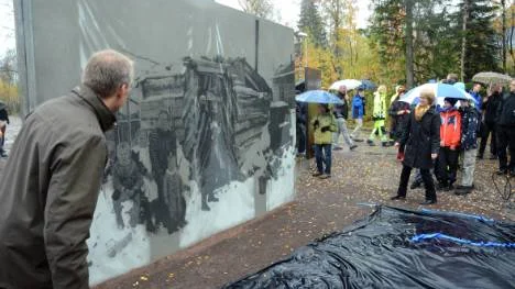 LKAB:s vd Lars-Eric Aaro och kommunalrådet Kristina Zakrisson lät förlåten falla. Där bakom fanns det berömda Borg Meschfotografiet       av familjen Söderberg framför sin enka bostad.FOTO: Hans Sternlund