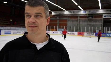 Tränaren Petri Rajaniemi ser fram emot utmaningarna i division II med sitt unga lag.