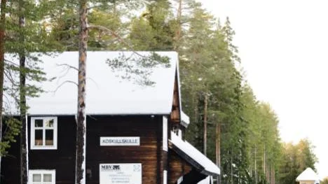 Koskullskulles stationshus står numera i Karlsvik, utanför Luleå. I sommar ska byggnadens tak läggas om.