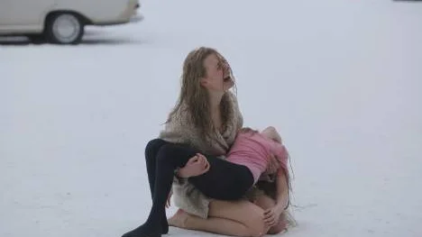 Realistisk, skitig och nattsvart. Agnieszka Lukasiaks långfilmsdebut berör NSD:s recensent djupt.