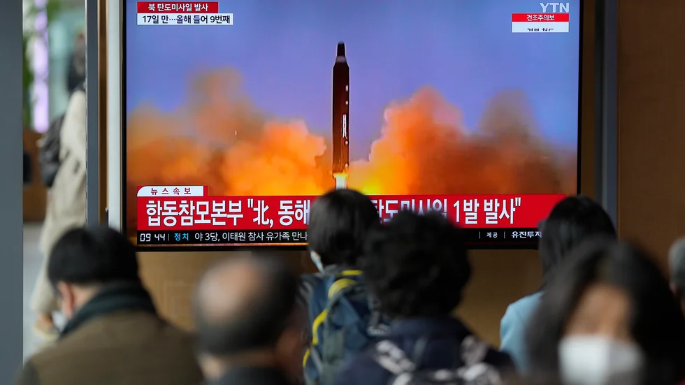På en tv-skärm på en stor tågstation i Seoul redogörs det för Nordkoreas senaste robottest.