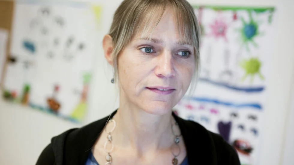 Lotta Berglund på fritidshemmet i Linghem tycker att barnen måste få vara sorglösa och då är det bättre att inte prata om Oslo-händelserna om de inte har frågor själva.