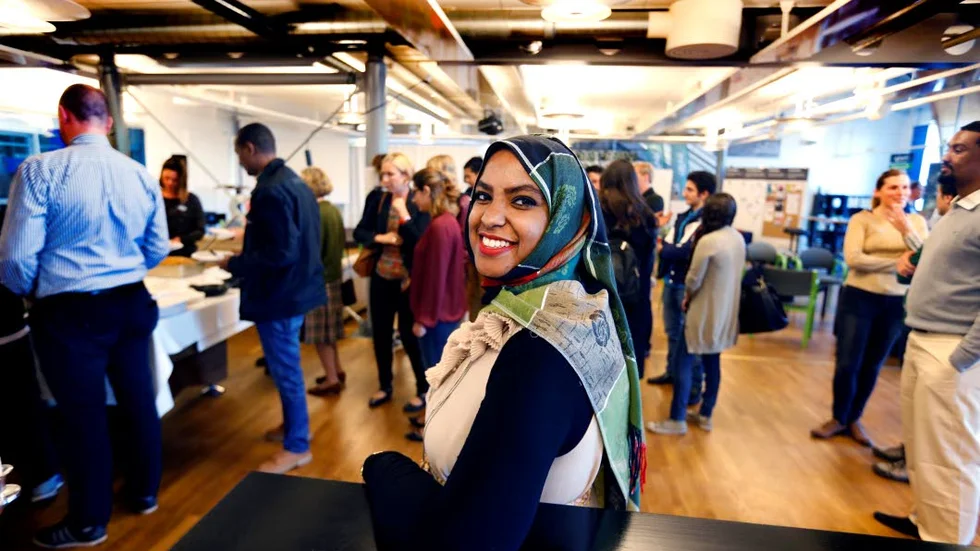Skapar mötesplatser. Nihal Mohamed vill att integration blir en naturlig del i samhället. ”Men det är inte så enkelt, vardagsrutiner står i vägen. Vi lever 
i våra egna bubblor av jobb och fritid, jag önskar att vi pratade mer med varandra”, säger hon.