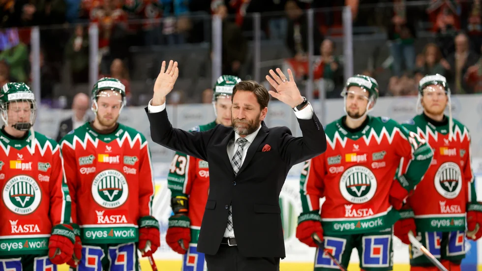 Joel Lundqvist tackar hemmapubliken efter matchen.