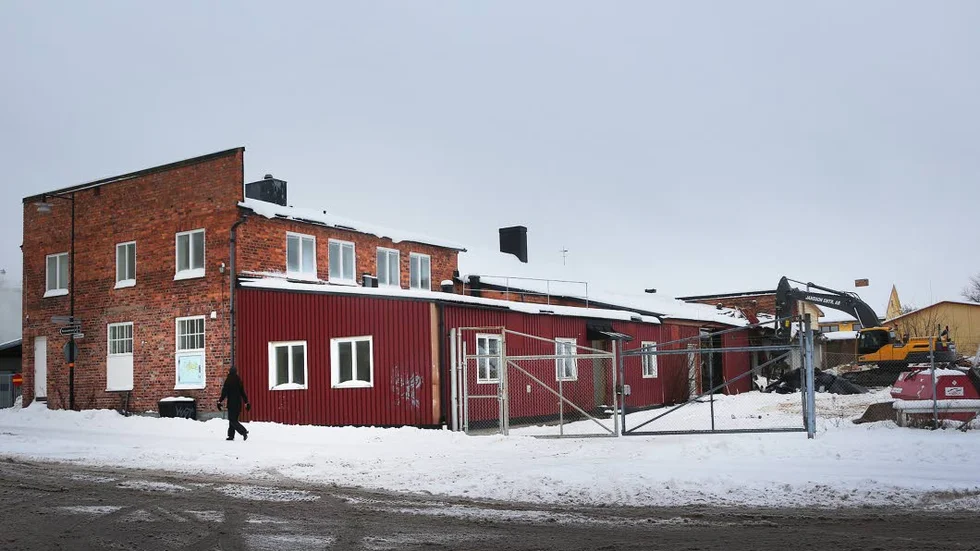 Grävskopan går lös. Bemabfastigheten passar inte in Bostadsbolagets planer för Svartå strand.