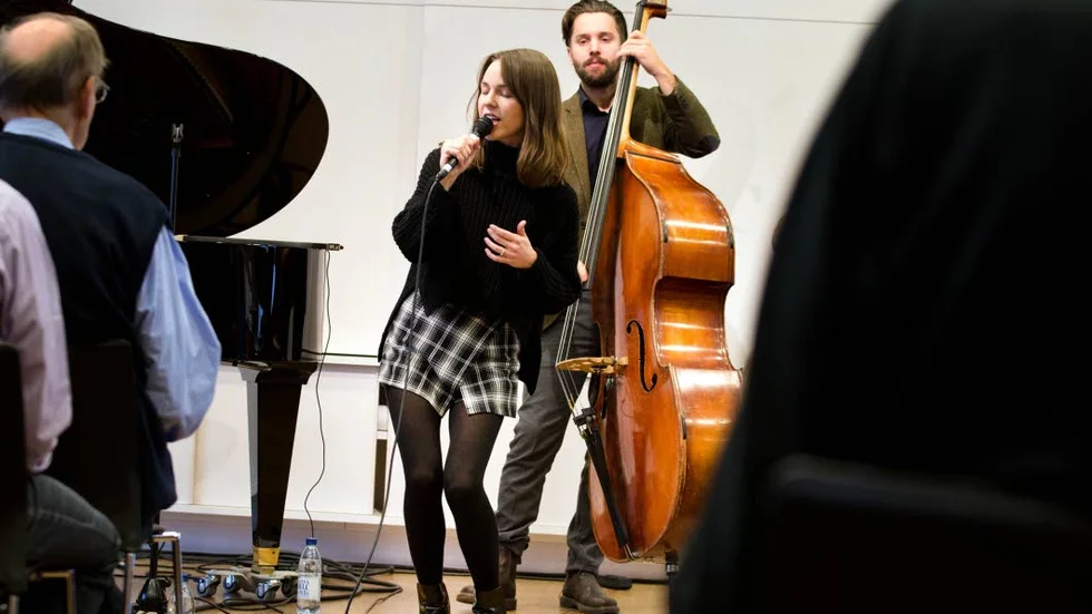 Sagolik röst. Isabella Lundgren och Carl Bagges trio fyllde Hörsalen i Linköping till sista plats.