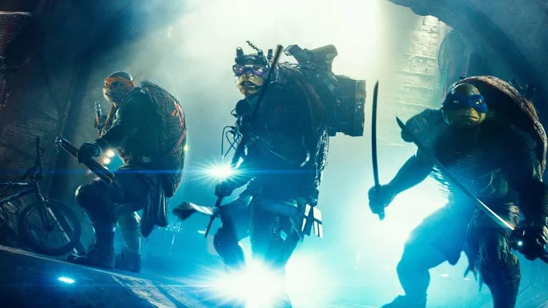Hårda skal. Turtlarna är tillbaka och hade filmen bara handlat lite mer om dem hade de potentiellt roliga och charmiga tonåriga ninjasköldpaddorna säkert kunnat roa en ny generation.