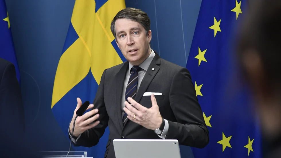 SD utesluter inte att vakter behöver vara beväpnade vid fångtransporter.