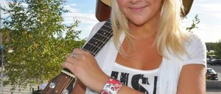 I kväll möter hon idol-juryn - i skoteroverall