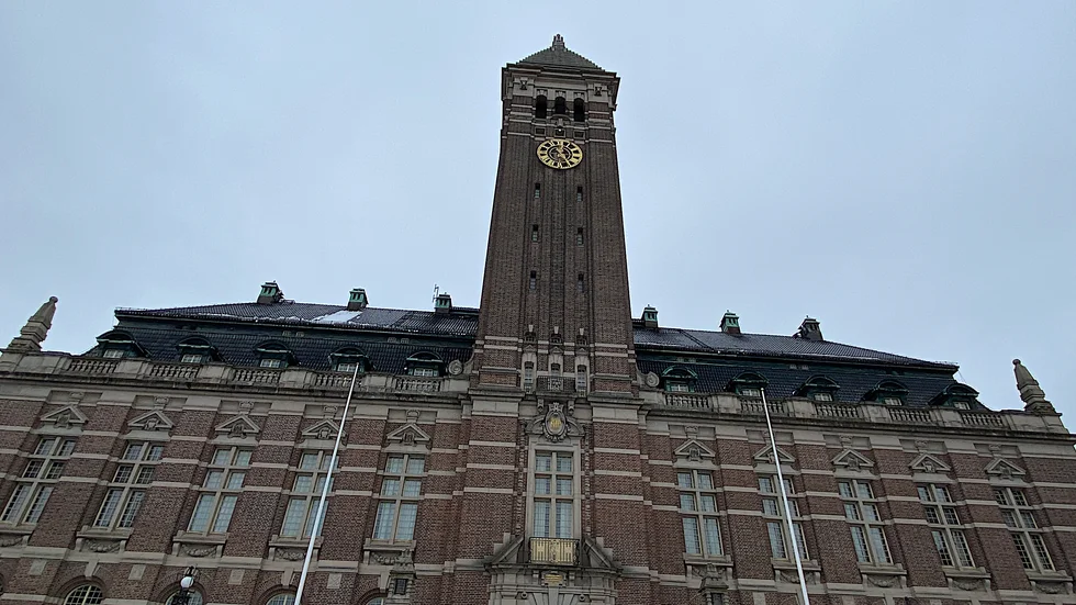 Rådhuset är en kommunal fastighet som kan vara intressant att sälja, menar insändarskribenten Henric de Koster.