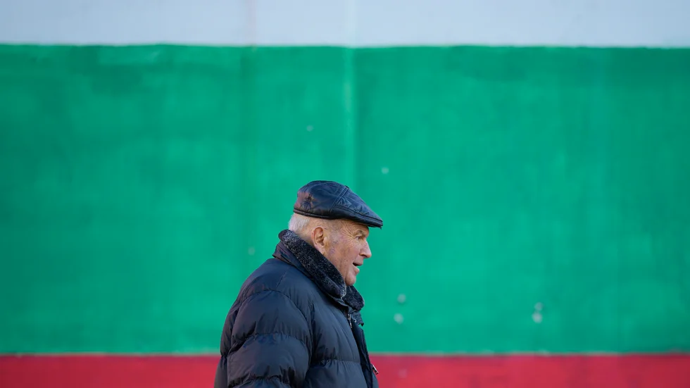 En man utanför en vallokal i Bankja i Bulgarien under valet i söndags. Arkivfoto.