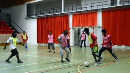En dag i veckan samlas ett 30-tal nyanlända invandrare på sporthallen för att spela fotboll och prata svenska.<_Bildtext Fotobyline>FOTO: Maria Unga</_Bildtext Fotobyline>