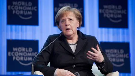 Angela Merkel, Tysklands förbundskansler, pekar finger åt underskottsländerna.