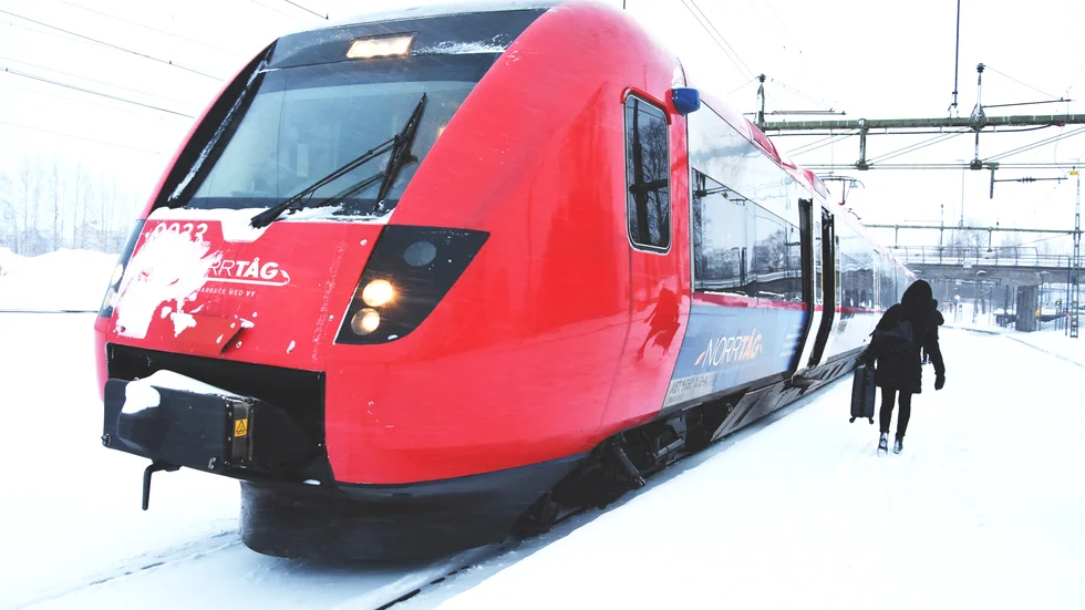 ”Nu behöver regionerna, som redan är hårt pressade av regeringens nedskärningar inom vården, försöka hitta sätt att täcka upp för de uteblivna statliga pengarna om det ska gå att behålla tåg- och busslinjerna.”