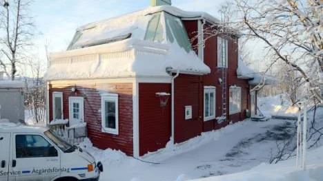 Det här huset har innehållit en enda lägenhet på 214 kvadratmeter. Nu byggs det om till flerfamiljshus. Tidigare var husen på området dedikerade LKAB:s högsta chefer. Men området håller på att ändra karaktär.