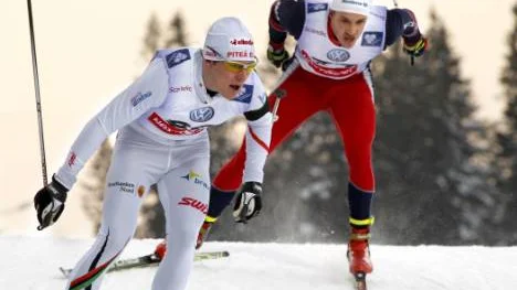 Först vann Ponuts Olsson silvet i skidskyttets distanslopp. Sedan försökte han ta rygg på Hellner och de andra skidstjärnorna.