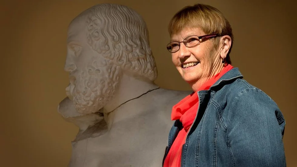 Eva Queckfeldt är filosofie doktor i historia. Hon undervisade under många år på Historiska institutionen vid Lunds universitet.
