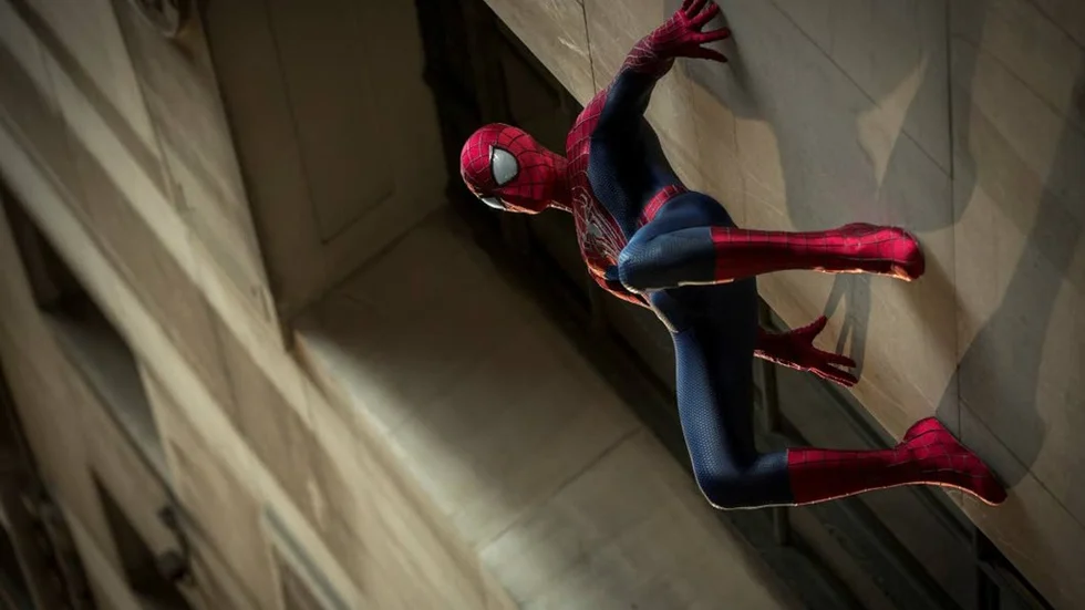 Andrew Garfield gör åter rollen som Spider-Man/Peter Parker. Det går inget vidare i den hafsiga och överlastade "The amazing Spider-Man 2".