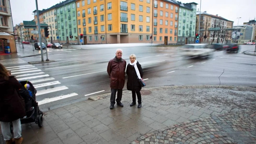 Alger Klasson och Britt-Marie Lindberg befarar att en kollektivfil på Hamngatan med fler bussar som  passerar här kan riva upp ännu mer partiklar i luften.