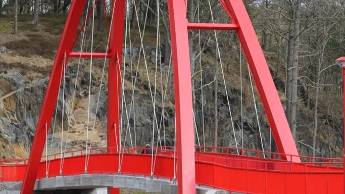 Ny bro. Den röda bron vid infarten i Åtvidaberg blev dyrare än beräknat.