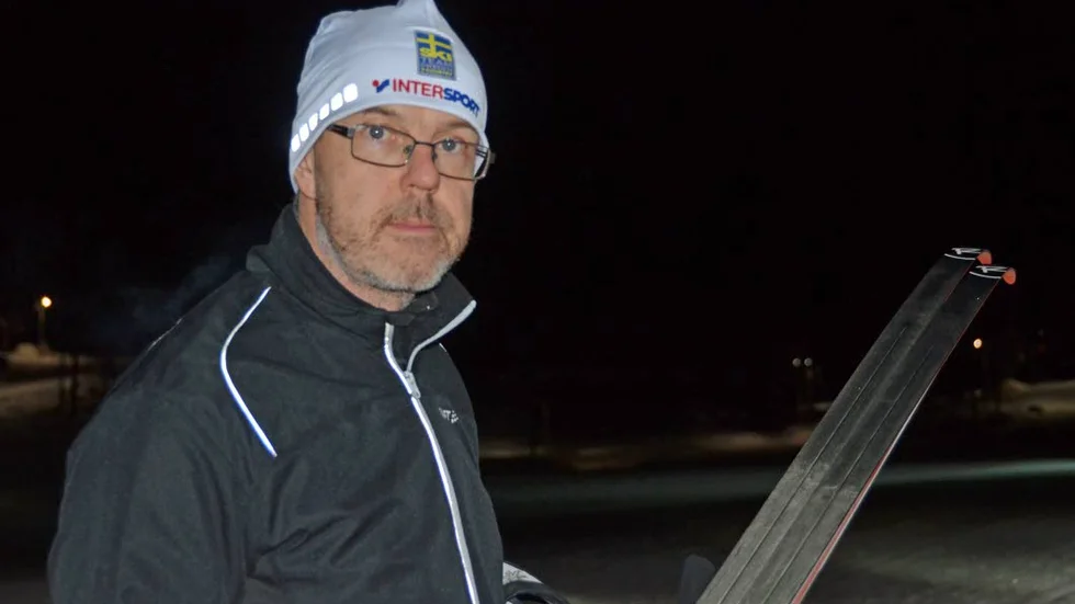 "UNDERMÅLIGT". Roger Niemi menar att underlaget på elljusspåret är undermåligt alla årstider och han skadade skidan på grund av sten i spåret.